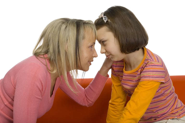 Madre aconsejando a su hija.