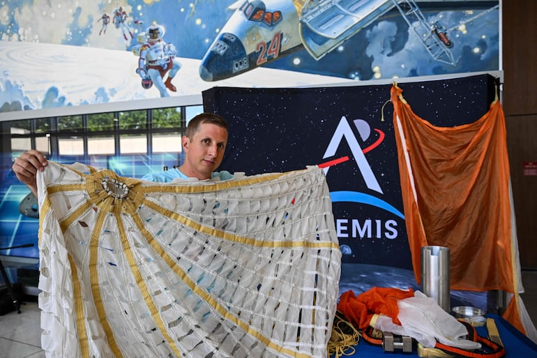 Jared Daum, ingeniero aeroespacial del NASA Johnson Space Center, muestra el sistema de paracaídas de la nave Orion el 9 de abril de 2026, en el Centro Espacial Johnson en Houston, Texas.