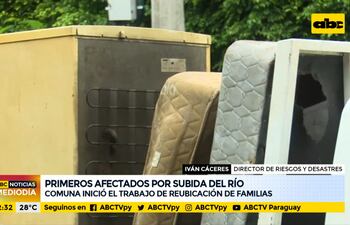 Primeros afectados por la subida del Río