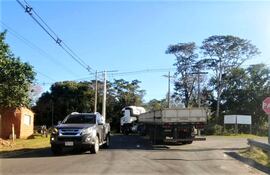 Denuncian que camiones de gran porte acceso Carapeguá-Nueva Italia ocasionan hundimientos de la capa asfáltica.