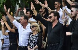 Gran parte de los familiares de Osvaldo Domínguez Dibb en el momento de saludar y agradecer ayer la presencia de los hinchas.
