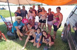 Más de mil personas colmaron la playa Camping Paraíso de Villa Florida para mitigar el intenso calor y disfrutar en familia el primer día del año 2026.