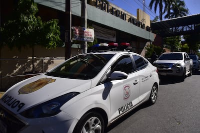 Vehículo policial frente al Colegio Cristo Rey. ARCHIVO.