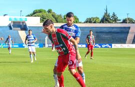 El argentino Nicolás Malvacio (33), jugador del Atlético Tembetary, protege el balón en un partido frente a 2 de Mayo por la quinta fecha del torneo Apertura 2025 del fútbol paraguayo en el estadio Río Parapití, en Pedro Juan Caballero, Paraguay.