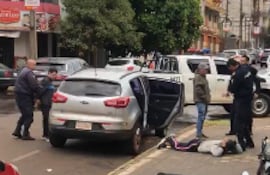Agentes policiales rodean y obligan a los sospechosos a salir del interior del vehículo que estaban utilizando para operar en la capital del Itapúa.