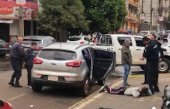 Agentes policiales rodean y obligan a los sospechosos a salir del interior del vehículo que estaban utilizando para operar en la capital del Itapúa.