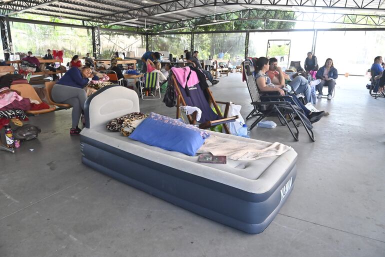 Por la constante necesidad de insumos y fármacos, el guardián de un paciente hospitalizado no puede alejarse del Hospital Central. 