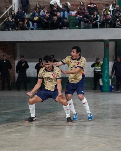 Diego Poggi celebra su gol con Espinoza, contra San Cristóbal.