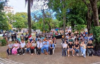 Autoridades locales, nacionales, estudiantes y vecinos se reunieron en la plaza Julio Cesar Franco para conmemorar el Día Nacional del Tereré.