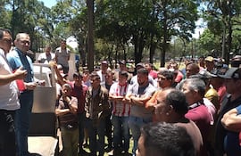 Ever Rodríguez (camisa blanca) comunica el resultado de la reunión a sus asociados.