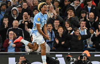 El centrocampista francés del Manchester City, Floyd Samba, celebra la anotación del primer gol durante el partido de fútbol de la tercera ronda de la Copa de la Liga Inglesa ante Norwich City en el estadio Etihad, en Manchester.