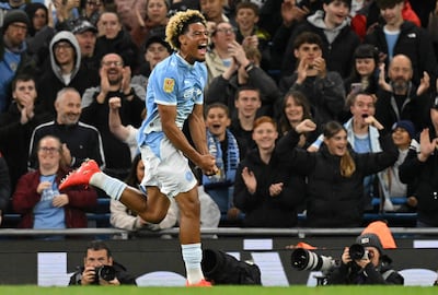 El centrocampista francés del Manchester City, Floyd Samba, celebra la anotación del primer gol durante el partido de fútbol de la tercera ronda de la Copa de la Liga Inglesa ante Norwich City en el estadio Etihad, en Manchester.