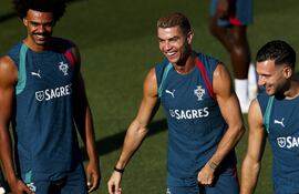 Los portugueses Renato Veiga, Cristiano Ronaldo y Diogo Dalot durante una sesión de entrenamiento previa al partido de la Liga de Naciones de la UEFA contra Gales en la Cidade do Futebol, en Oeiras, Portugal.