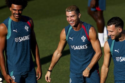 Los portugueses Renato Veiga, Cristiano Ronaldo y Diogo Dalot durante una sesión de entrenamiento previa al partido de la Liga de Naciones de la UEFA contra Gales en la Cidade do Futebol, en Oeiras, Portugal.