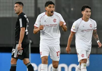 Nicolás Blandi (c) marcó el gol del triunfo para Barracas Central sobre Deportivo Riestra, al minuto 115 del tiempo suplementario.