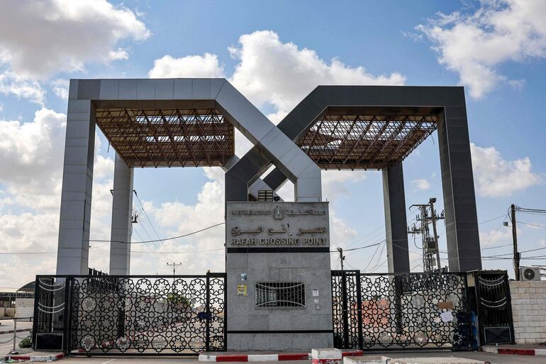 Puerta de Rafah, frontera entre Egipto y la Franja de Gaza, por donde ingresaría la ayuda humanitaria para los civiles palestinos.  (AFP)