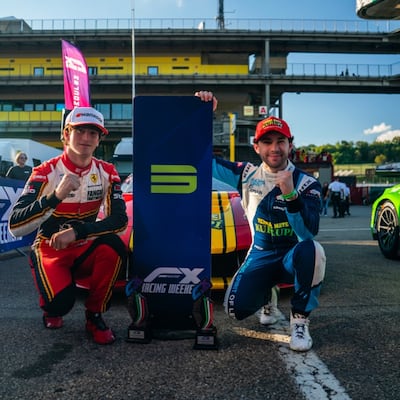 Óscar Bitttar (derecha) y Pablo Benítes tras culminar en el P3 de la clasificación general en la Carrera 1.