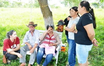La esposa e hijas del ganadero Félix Urbieta, secuestrado en el 2016, fueron a dar su apoyo ayer a Apolonio Morínigo y Obdulia Florenciano, en el lugar en que estos se encadenaron en Horqueta.