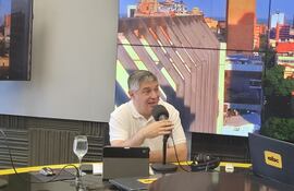 El ministro de Educación y Ciencias, Luis Fernando Ramírez, pretende que una asociación de funcionarios lo "apoye económicamente", para refaccionar dos aulas.