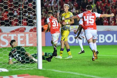 Lucas Alario (i) de Internacional celebra un gol este sábado, en un partido de la fase de grupos de la Copa Sudamericana entre Internacional SC y Delfín en el estadio Alfredo Jaconi en Caixas do Sul (Brasil).