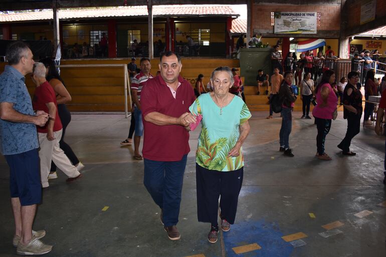 Mucha gente mayor llegó hasta los locales de votación para cumplir con su deber cívico.