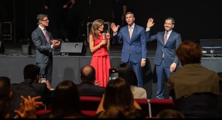 Santiago Peña y Raúl Latorre en la celebración por los 40 años del Centro Familiar de Adoración (CFA).