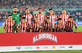 Los jugadores de la selección paraguaya posan para la fotografía previa al partido frente a Colombia por las Eliminatorias Sudamericanas al Mundial 2026 en el estadio Defensores del Chaco, en Asunción, Paraguay.
