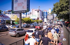 Compradores llegando a Ciudad del Este por el Black Friday 2025 (Foto: Gentileza)