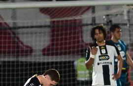 El lamento del joven volante Gustavo Medina (19 años). De fondo, el zaguero Édgar Benítez (25), también con rostro que refleja la decepción.