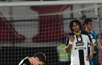 El lamento del joven volante Gustavo Medina (19 años). De fondo, el zaguero Édgar Benítez (25), también con rostro que refleja la decepción.