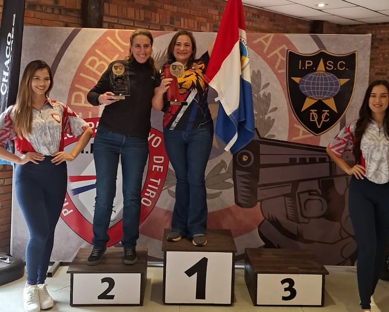 Viviana Zarratea se impuso en Producción Optic Damas, escoltada por la chilena Luz Molina,
