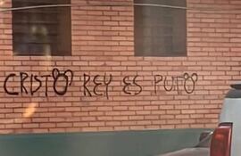 Una de las paredes del Colegio Cristo Rey con una inscripción que habrían realizado unos participantes de la marcha por el Orgullo.