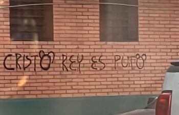 Una de las paredes del Colegio Cristo Rey con una inscripción que habrían realizado unos participantes de la marcha por el Orgullo.