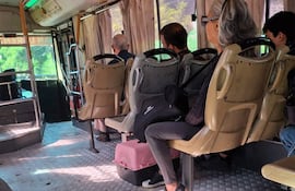 Momentos antes de que la señora sea invitada a bajar del ómnibus por el hecho de viajar con su gato dentro de una jaula.