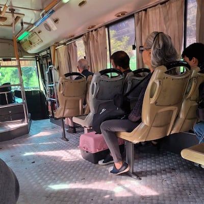 Momentos antes de que la señora sea invitada a bajar del ómnibus por el hecho de viajar con su gato dentro de una jaula.