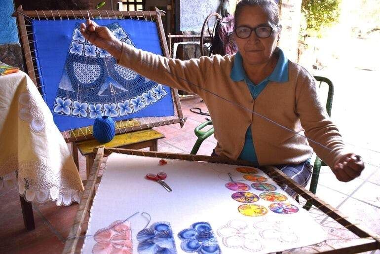 La habilidosa artesana Irene Sosa muestra las técnicas que utilizan en el bastidor, aguja y el hilo de algodón para confeccionar el ñandutí.