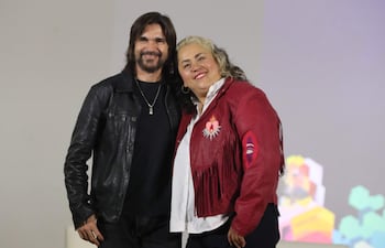El cantante colombiano Juanes y la cantautora mexicana Vivir Quintana.
