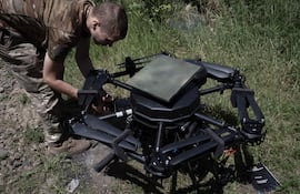 Un operador de drones ucraniano instala un sistema de comunicaciones Starlink en un dron de ataque 'Vampiro' que debe realizar una misión en un lugar no revelado cerca del frente en la región de Donetsk, al este de Ucrania, el 26 de junio de 2026.