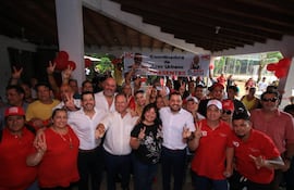 El intendente de Asunción, Luis Bello (ANR-HC), junto a Raúl Latorre(ANR-HC), junto a funcionarios de Aseo Urbano en un acto de campaña de Camilo Pérez (ANR-HC), candidato oficialista a la Intendencia.
