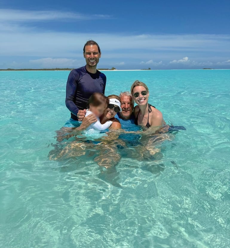 Rafa Nadal con su hijo mayor, sus padres y su hermana Maribel. (Instagram/Rafael Nadal)