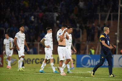 Esta imagen refleja la actualidad del Sportivo Luqueño. Walter González se cubre el rostro mientras abandona el campo de juego del estadio Malvinas argentinas con Guillermo Hauché, Lautaro Comas y Ángel "Pirayú" Benítez. En el fondo, completa el cuadro el "Ropero", Federico Santander.