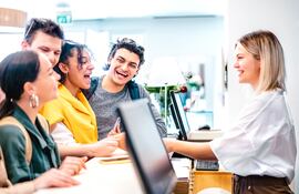 Imagen de un grupo de jóvenes registrándose en un hospedaje.