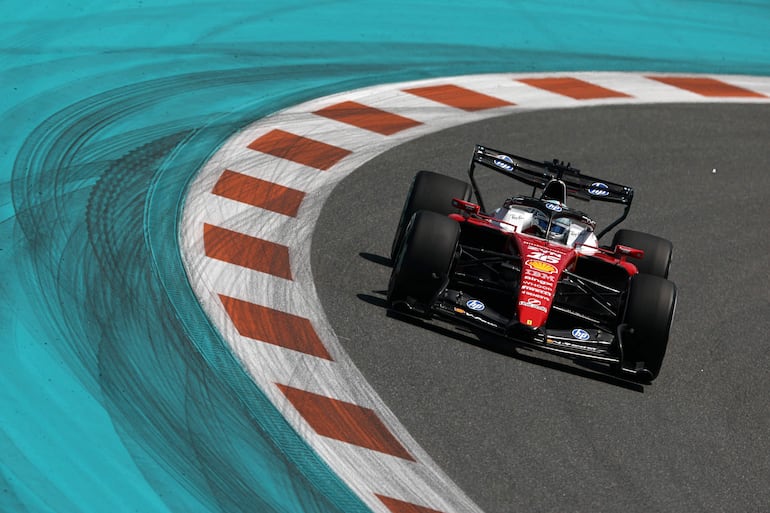 El monoplaza de Ferrari del piloto monegasco Charles Leclerc durante el único ensayo libre del Gran Premio de Miami en el Autódromo Internacional de Miami, en Miami Gardens, Estados Unidos. 