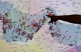 Una persona observa una imagen que muestra las posiciones de buques en el estrecho de Ormuz, el pasado lunes en el centro de Cooperación e Información Marítima en Brest, Francia.