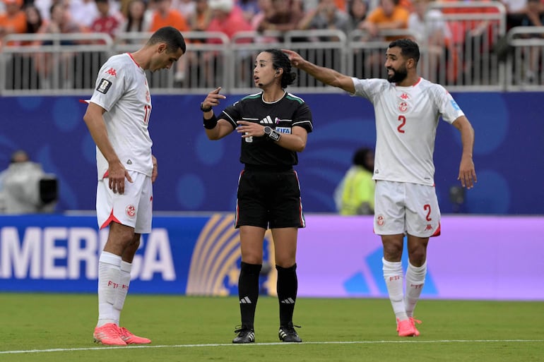 La árbitra mexicana Katia Itzel García habla con el mediocampista tunecino Ellyes Skhiri (izda.) durante el partido de fútbol del Grupo F de la Copa Mundial 2026 entre Túnez y los Países Bajos en el Kansas City Stadium en Kansas City.