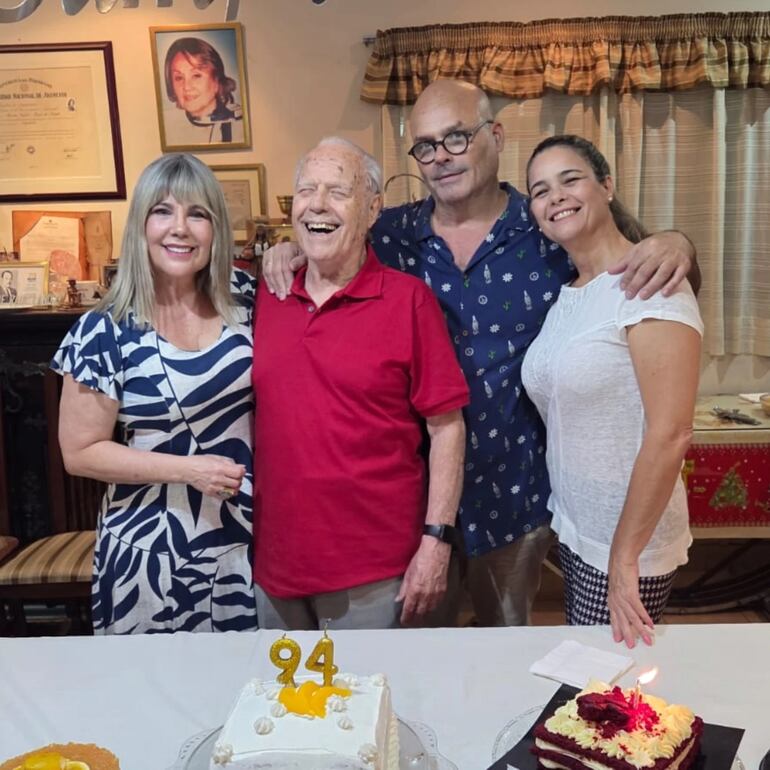 El arquitecto Enrique Raúl Landó con sus hijos. (Instagram/Bibi Landó)