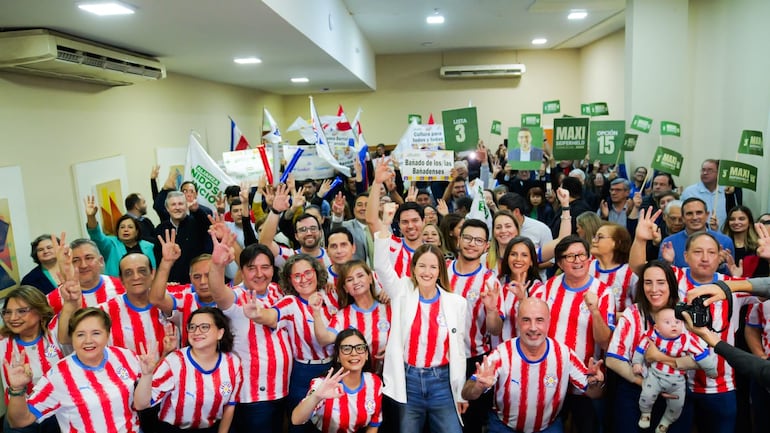 Soledad Núñez y los candidatos a concejales de la Lista 3 Unidos Por Asunción.