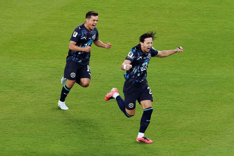 Matías Galarza de Paraguay celebra con Andrés Cubas tras anotar el primer gol del equipo durante el partido del Grupo D de la Copa Mundial de la FIFA 2026 entre Turquía y Paraguay en el San Francisco Bay Area Stadium.