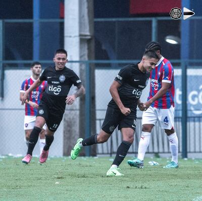 Festejo de Víctor Sebastián Quintana con Arturo Domínguez. (Gentileza @OlimpiaMedia)