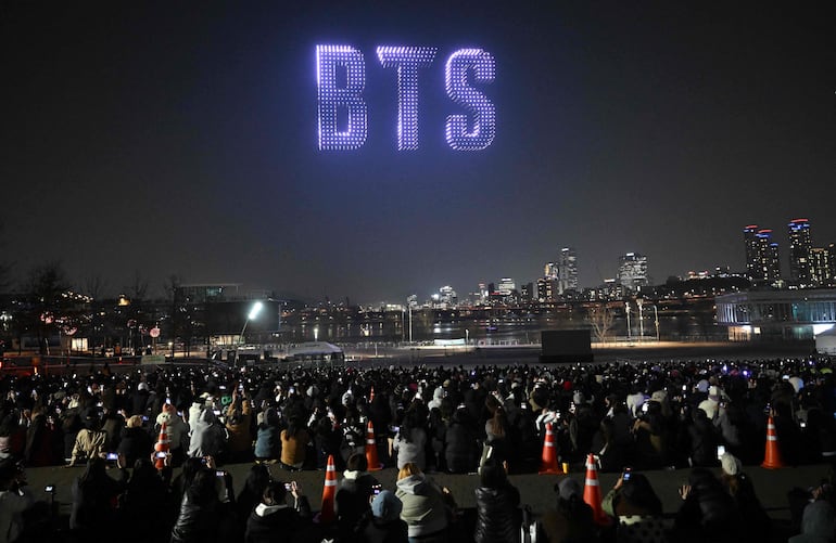 El logo de la banda surcoreana BTS proyectada en un show de drones en Seíl.